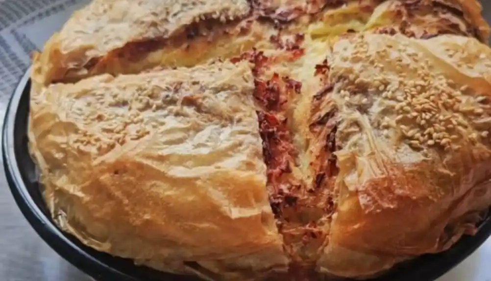 Pita sa šunkom, sirom i kačkavaljem: tajna njenog savršenog ukusa i nevjerovatne sočnosti krije se u posebnom prelivu