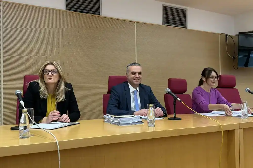 Podgorica dobija nove autobuse, najavljeni i pametni semafori, obećanjana veća ulaganja u kulturu