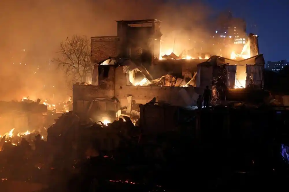 Požar u glavnom gradu Bangladeša, izgorjelo 1.500 koliba