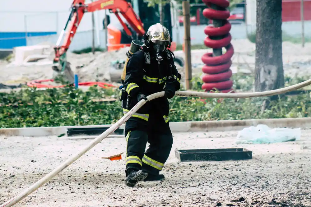 Požar u magacinu „Rocky & Pistolata“ u podgoričkom naselju Zabjelo, jedan vatrogasac lakše povrijeđen