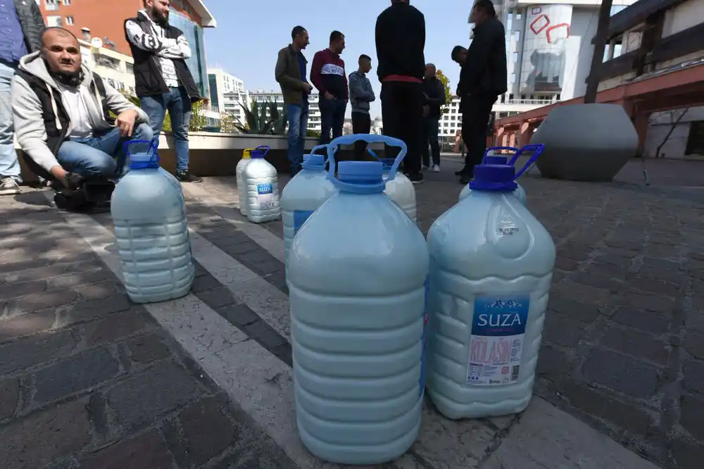 Privremeno riješen problem viška mlijeka, Vlada na potezu