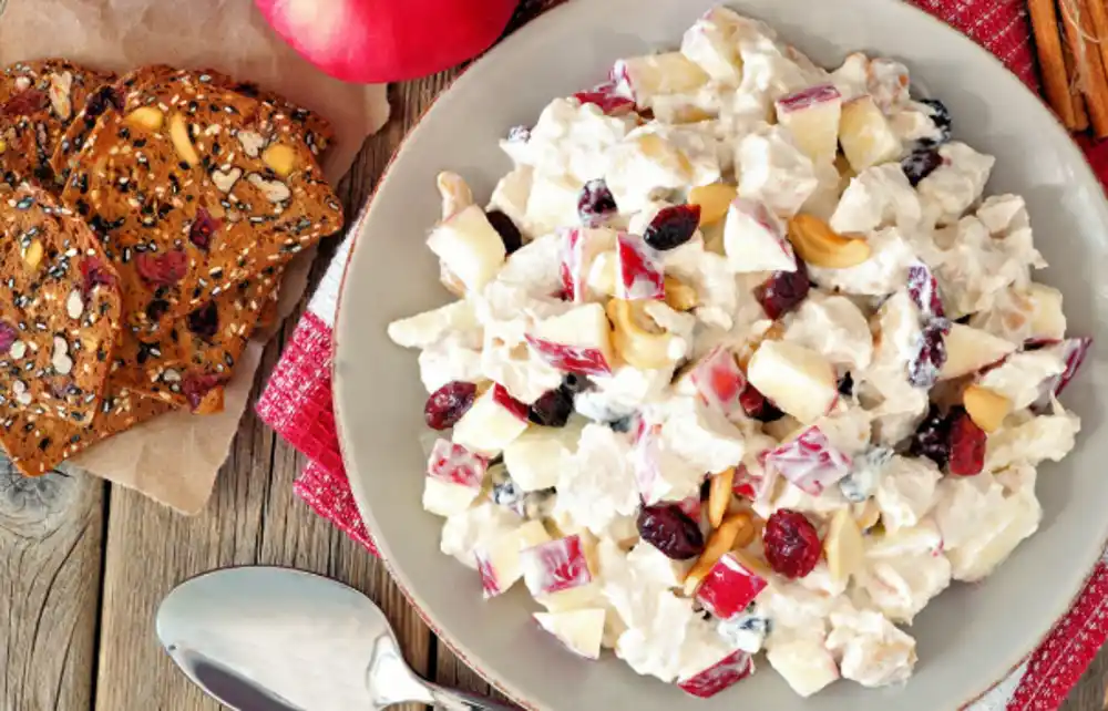 Salata od piletine i brusnica