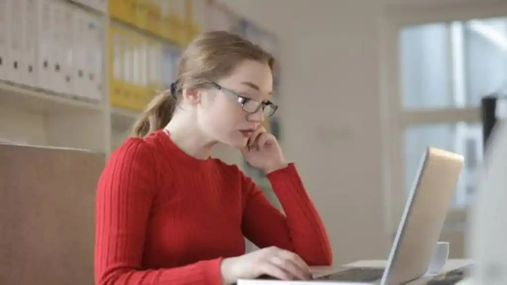 SJEDEĆA SALSA – čudotvorni pokret koji pomaže u ublažavanju bolova u leđima