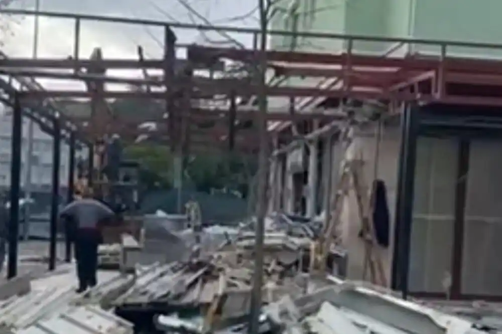 Srušena nadstrešnica na lokalu u zgradi u kojoj živi Milatović