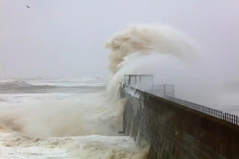 Troje poginulo, 15 ljudi povrijeđeno kad su jaki talasi pogodili Tenerife