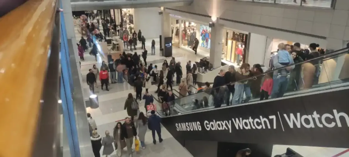 Tržni centri krcati, kupci u žurbi: Black Friday opet u znaku gužvi
