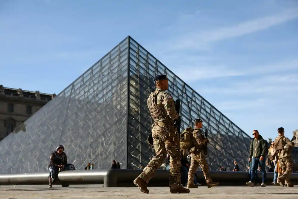 Tužiteljka: Pljačku u Luvru izveli sitni kriminalci, a ne profesionalci iz svijeta organizovanog kriminala