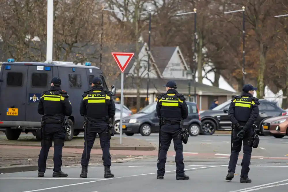 U Parizu devet policajaca povrijeđeno tokom intervencije na rejv žurci
