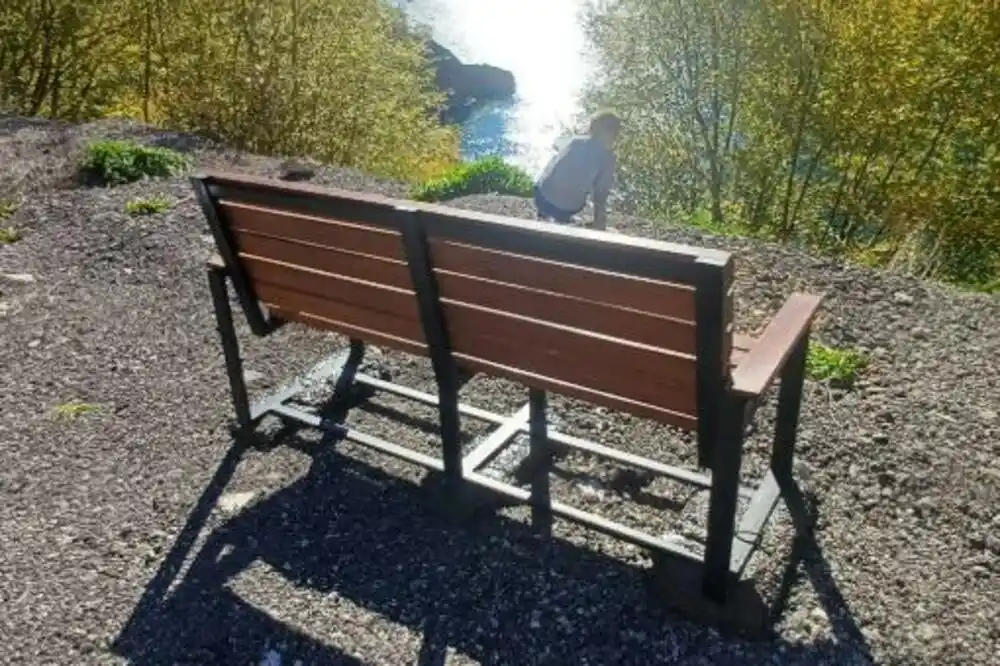 U Parku prirode Piva postavjena klupa u čast preminule mlade umjetnice iz Britanije