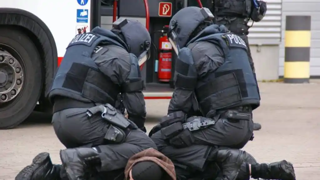 Uhapšeno je šest osoba, među kojima su i bivši vojnici Francuske Legije stranaca, poznati po visokoj borbenoj obuci i disciplini