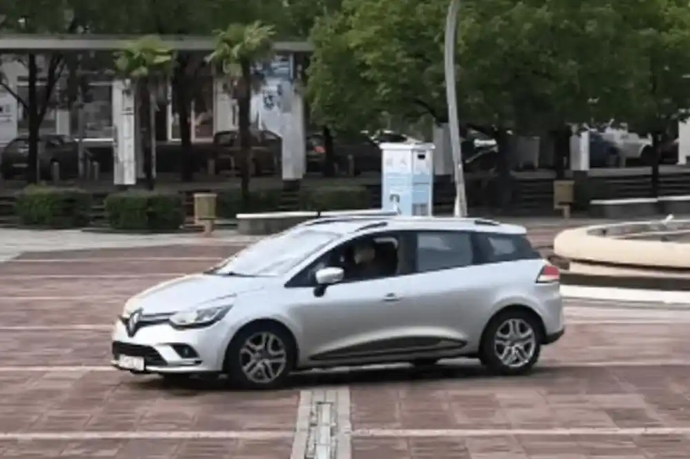 Zaposleni u RTV Podgorica novčano kažnjen, službenim automobilom prešao preko Trga nezavisnosti