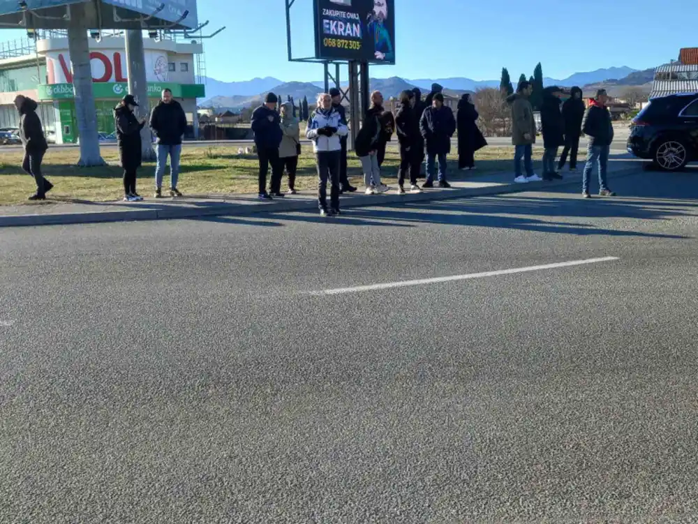 Blokiran saobraćaj na kružnom toku ka Aerodromu Podgorica