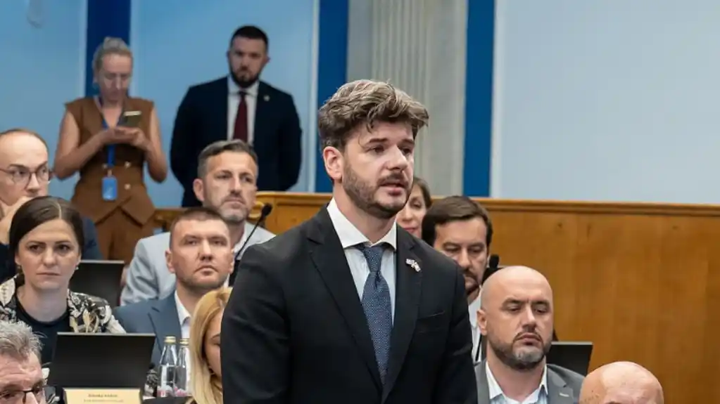 Čarapić: Dok se jedni bore za državni interes drugi se bore da sakriju izvore luksuza