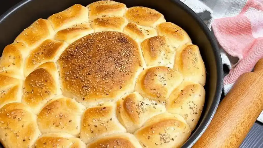 Domaća posna pogača premazana majonezom