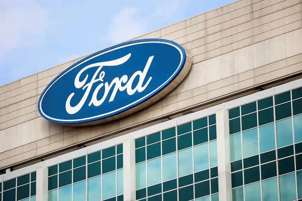 Ford pozvao na popravku više od 270.000 vozila jer mogu sama da krenu