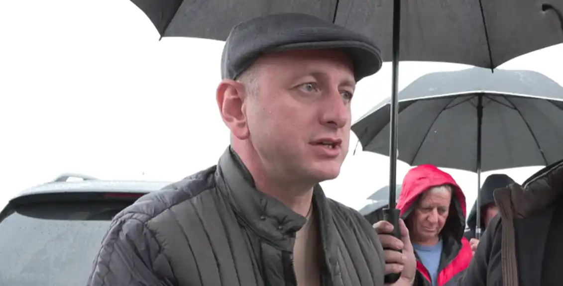 Knežević poručio policiji: Da imate obraza bacili bi štitove, udarate na poštene ljude, kriminalce ne smijete da dirate