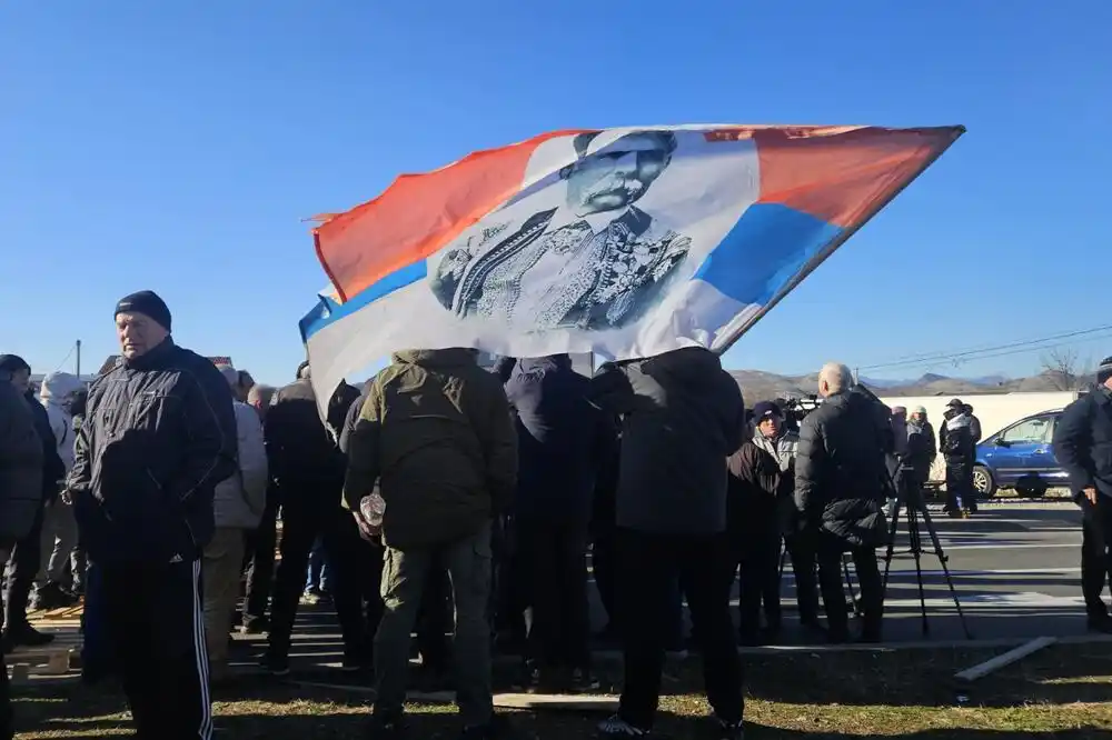 Knežević pozvao u „marš na Botun“: Blokiran kružni tok ka aerodromu, najavljene blokade i na drugim mjestima u Zeti
