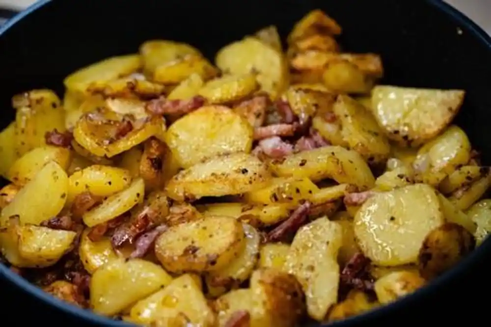 Krompir sa slaninom u rerni: ručak za 20 minuta