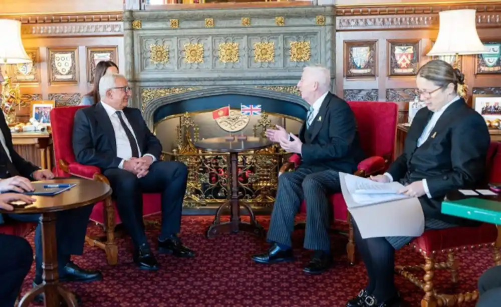 Mandić u Vestminsteru Hojlu uručio sliku kapele na Lovćenu