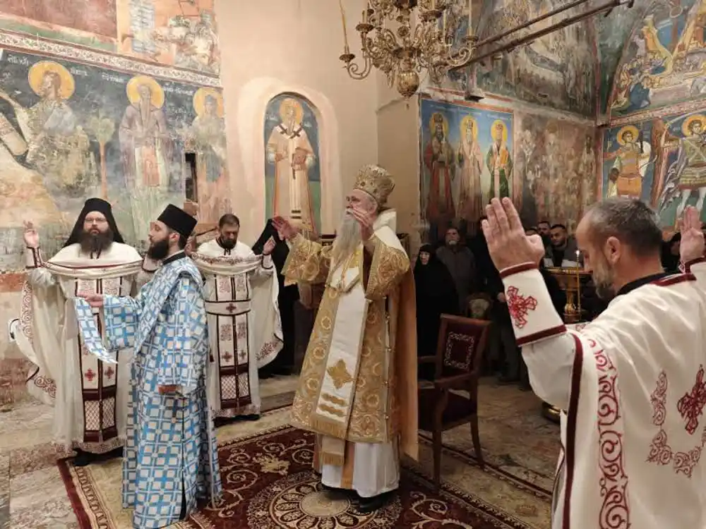 Mitropolit Joanikije u Pećkoj patrijaršiji: Više je naroda u kosovskim svetinjama sada nego u vremenu slobode, neka Bog ukrijepi naš srpski narod širom svijeta a pogotovo na Kosmetu