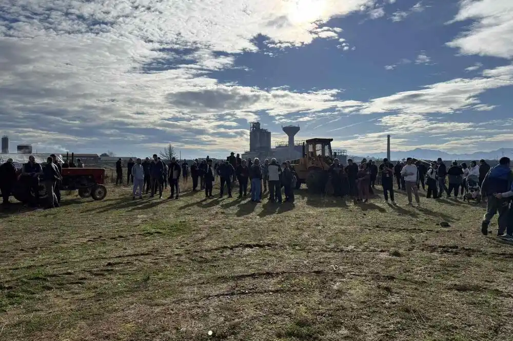 Mještani se okupili u Botunu nakon poziva Kneževića: „Pod pritiskom smo, ne znamo na čemu smo“