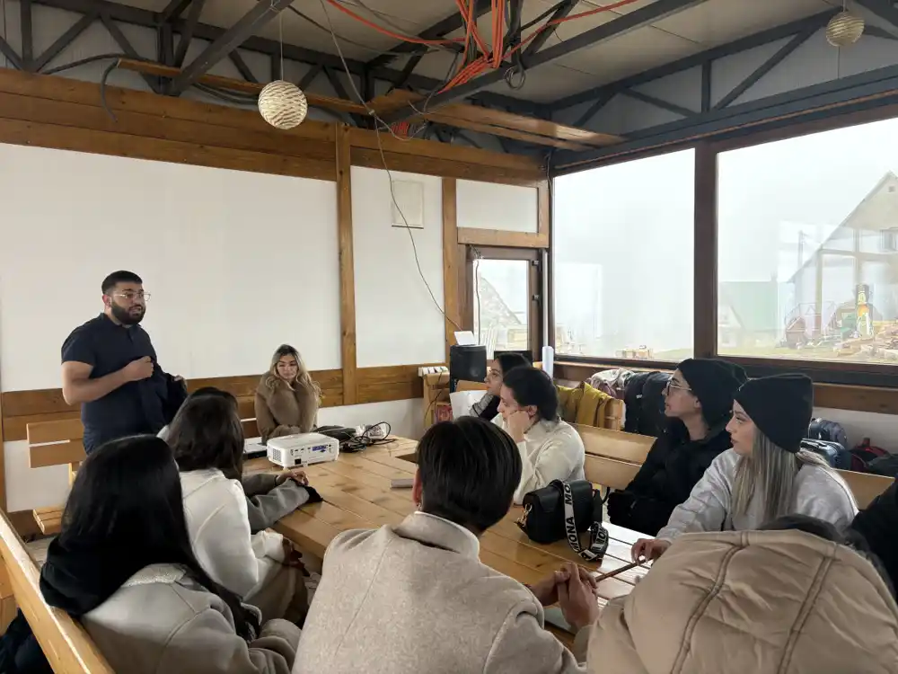 Mladi iz romske i egipćanske zajednice jačaju svoj glas kroz trodnevni program edukacije, participacije i umjetnosti