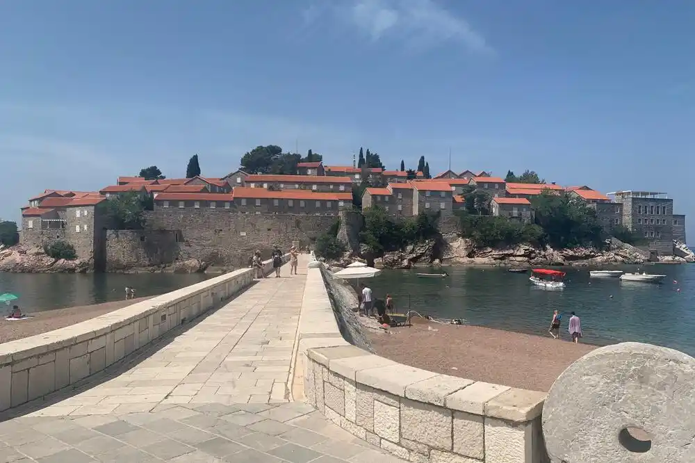 MZ Sveti Stefan: Protiv smo gradnje stanova u Miločerskom parku, država nas nije uključila u pregovore