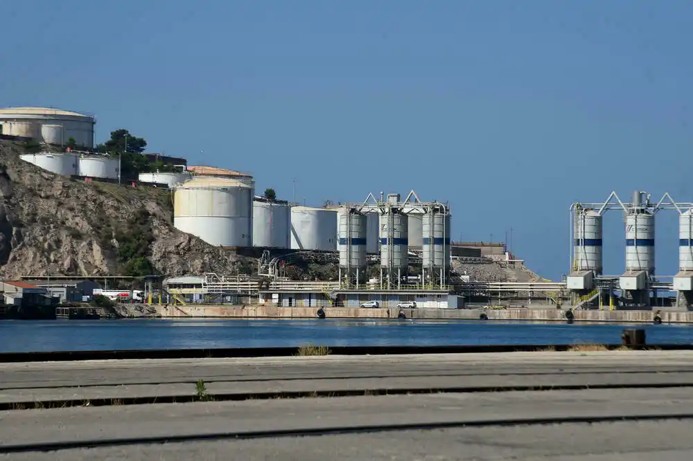 Ni kap goriva iz Rusije u državnim rezervama: Uprava za ugljovodonike raspisala tender vrijedan 11 miliona eura