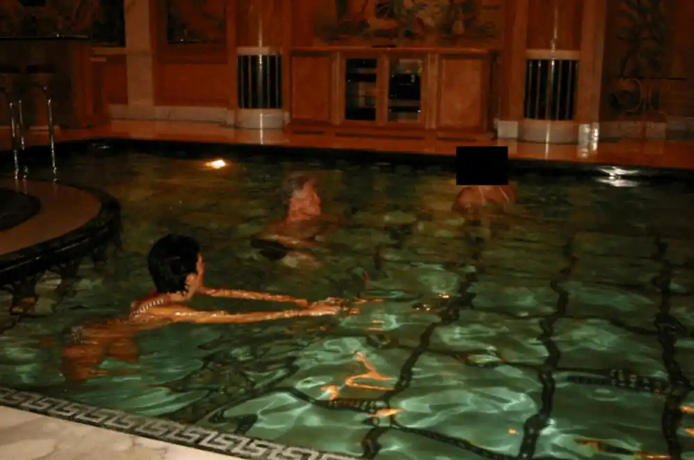 Objavljene fotografije Bila Klintona u bazenu sa ženskim društvom