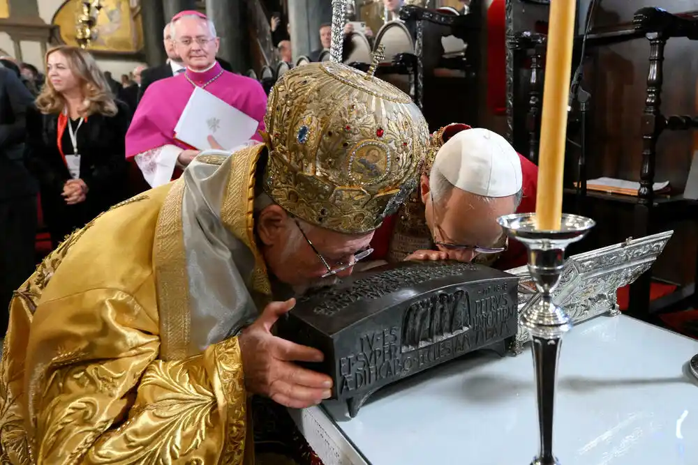 Papa gradi diplomatiju na pravu, ne na religiji