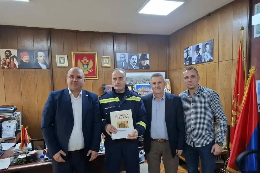 Pljevlja: Vuković proglašen za najboljeg vatrogasca-spasioca u 2025. godini, Vraneš mu uručio nagradu