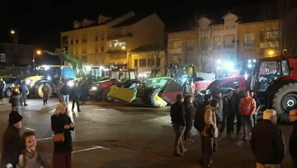 Poljoprivrednici u Francuskoj jutros započeli proteste ispred Makronove rezidencije