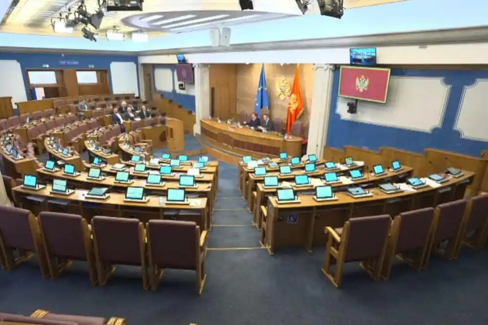 Popović sama u sali: Pozdravljam kolege, gdje god da su