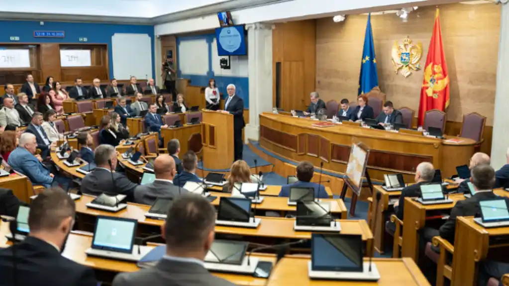 Predlog Albanskog foruma o novogodišnjem dodatku: Za 13. platu i penziju 100 miliona, državi se vrati 27,7 miliona