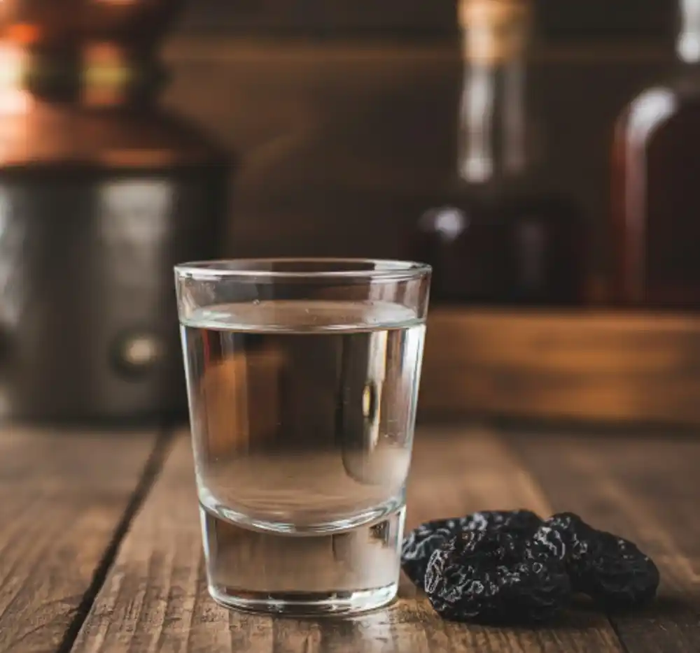 Primarijus upozorio: Svi je pijemo „za probavu“, ali rakija zapravo nije lek