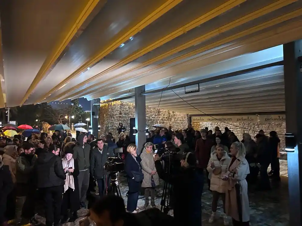 Protest u Budvi: Slovensku plažu zaštiti kao kulturno dobro, nećemo dozvoliti rušenje