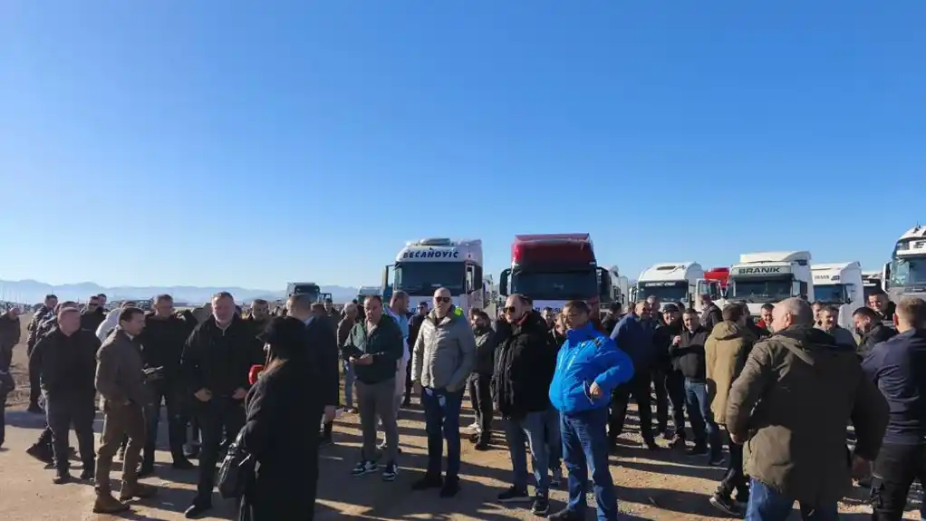 Protestna vožnja kamionžija kroz Podgoricu: Spajiću obećali i štrajk, ako im se ne izađe u susret