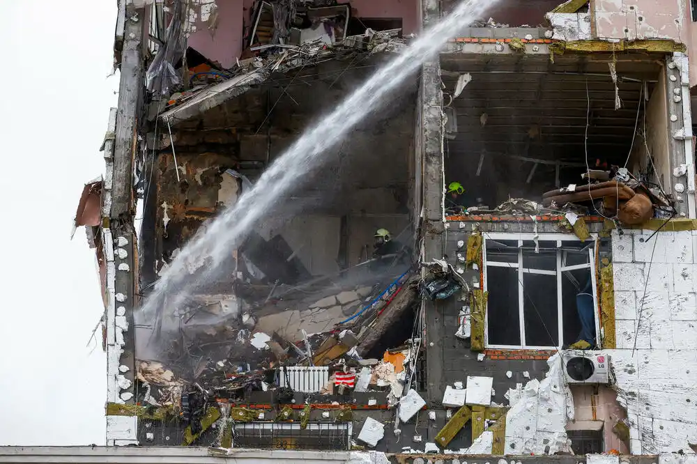 Rusija napala Kijev raketama i dronovima, osmoro povrijeđeno