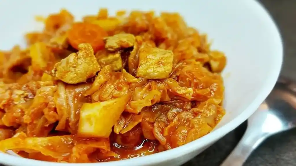 Slatki kupus sa svinjskim mesom – Savršeno ukusan ručak!