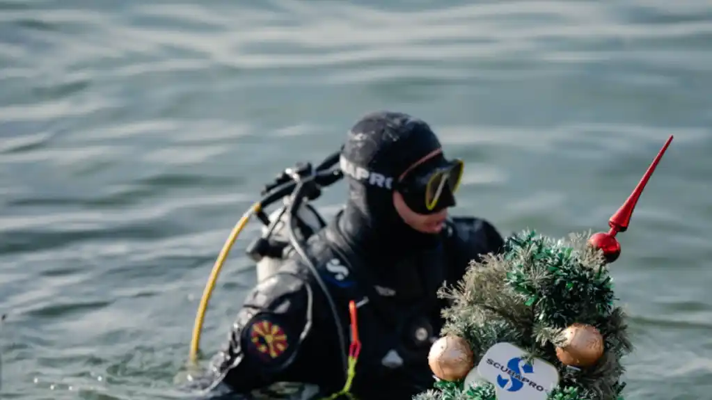 U Ohridskom jezeru postavljena novogodišnja jelka pod vodom