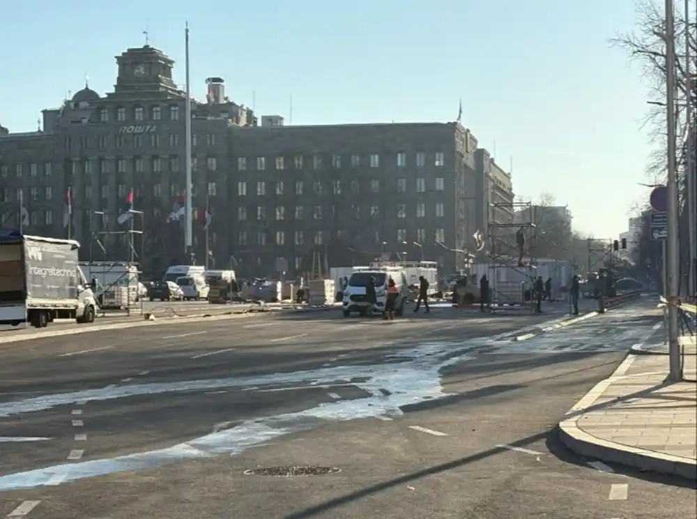 Uklonjeni šatori ispred Narodne skupštine Srbije, postavljaju se objekti za Božićno selo