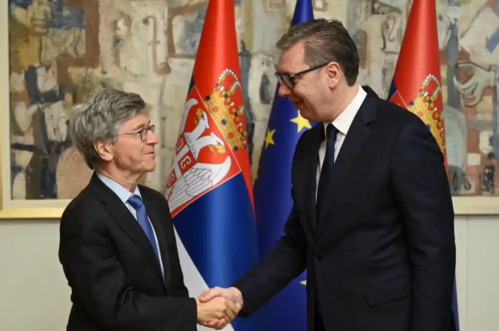 Vučić razgovarao sa Džefrijem Saksom o globalnim izazovima i regionalnoj stabilnosti