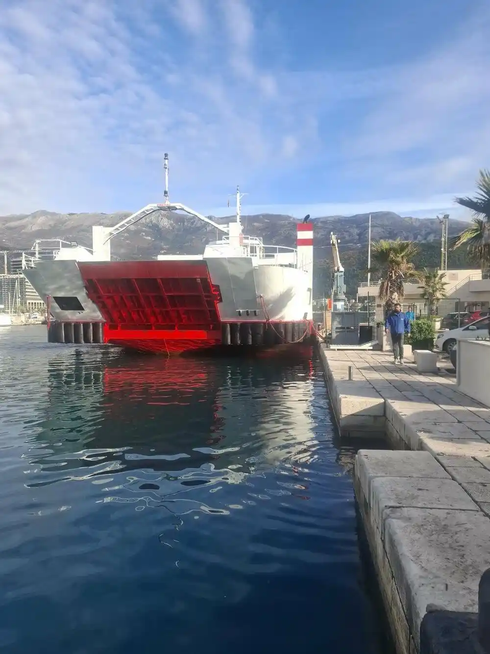 Zbog blokade Opštine, trajekt “Grbalj” u Luci Budva