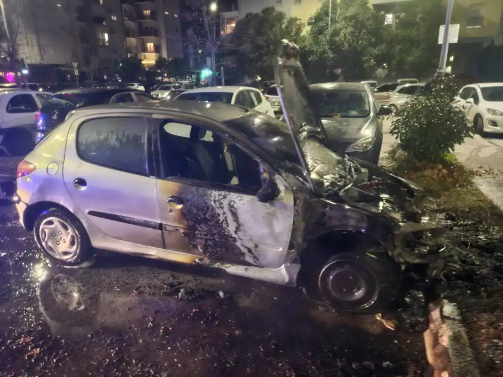 Auto izgorelo od petarde!