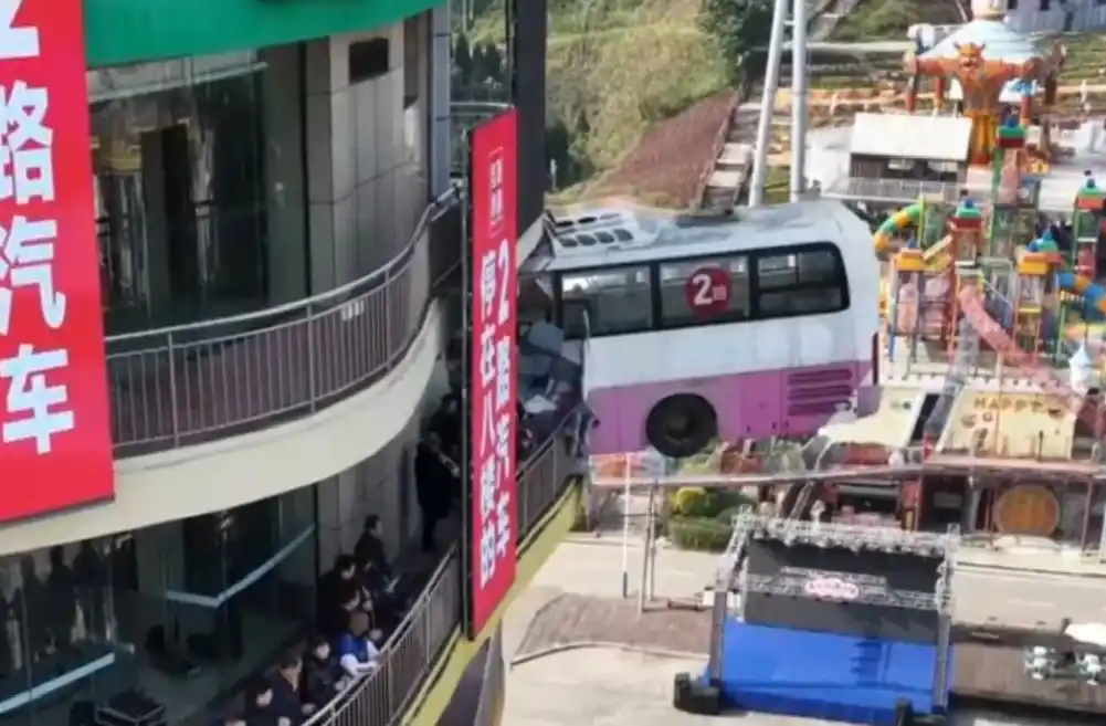 Autobus „zaglavljen“ u fasadi zgrade postao turistička atrakcija u Kini