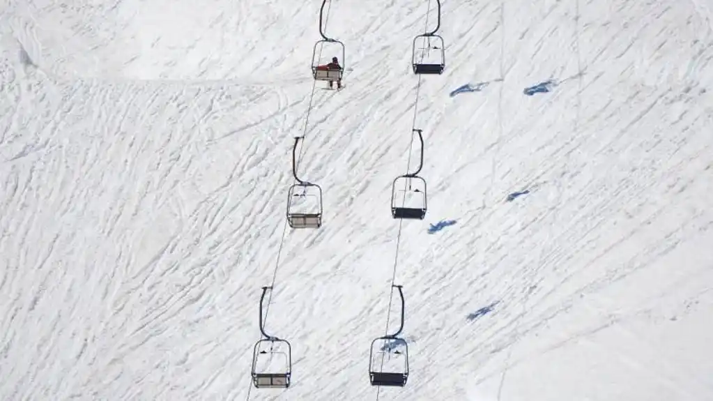 BiH: Incident na ski-liftu na Bjelašnici, povrijeđen skijaš, nadležni kažu da je ispala sajla