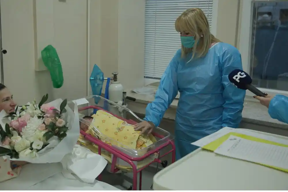 Borovinić Bojović posjetila porodilju i prvu bebu rođenu u 2026. godini