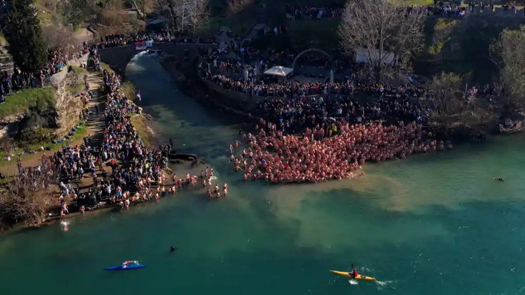 Danas širom Crne Gore tradicionalno plivanje za časni krst