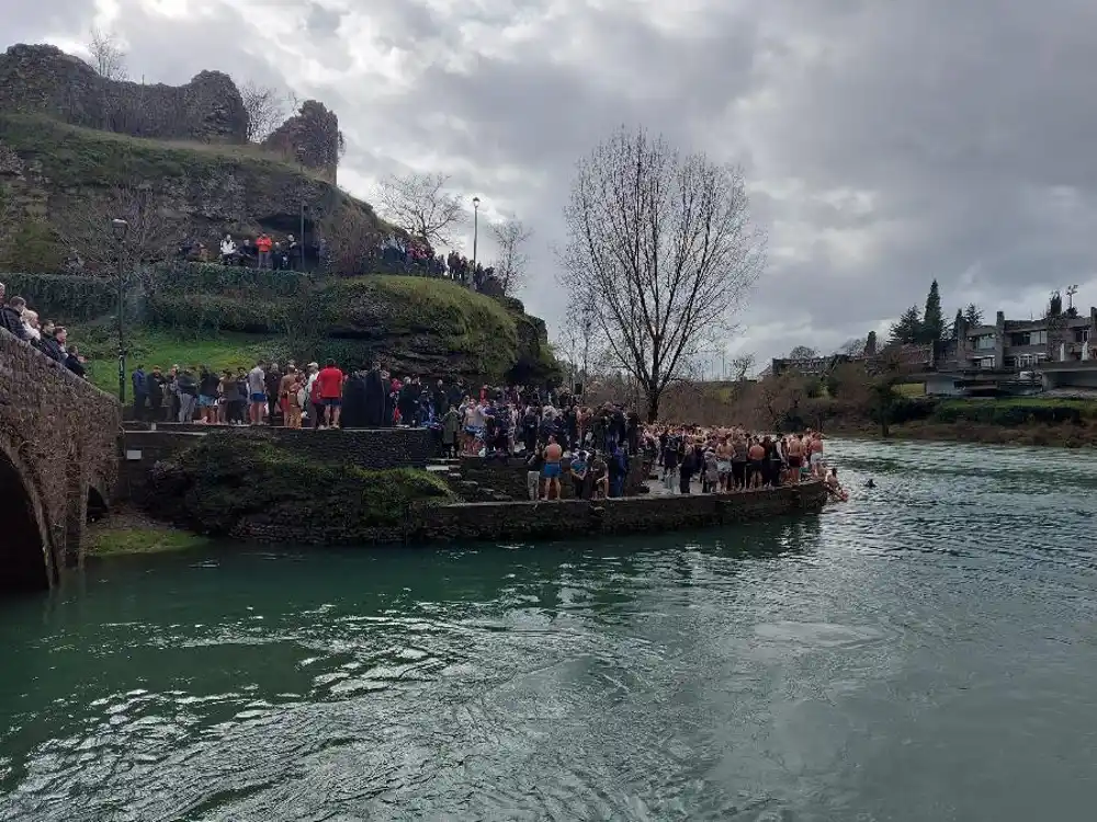 Danas širom Crne Gore tradicionalno plivanje za časni krst