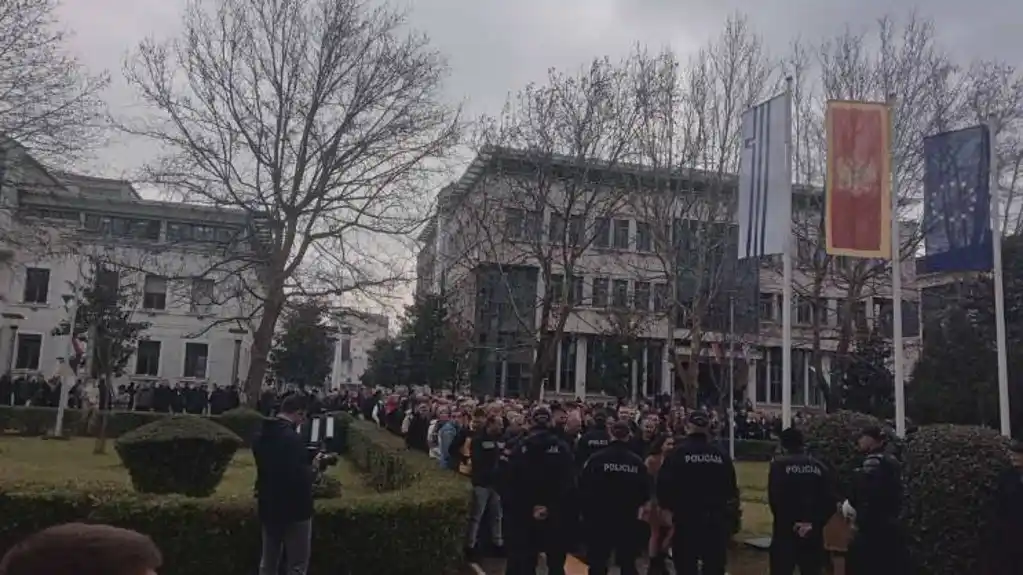 Delegacija Opštine Zeta ušla u zgradu Glavnog grada da preda odluku o zabrani gradnje postrojenja